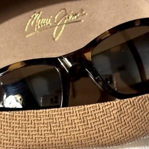 Maui Jim Hana Bay Polarized Sunglasses Shades w Sun protection UPF tech lenses.